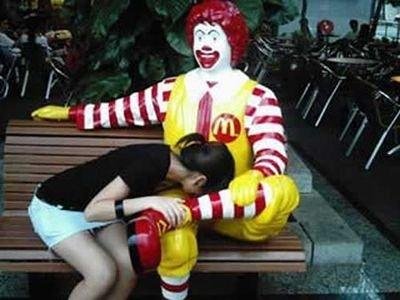 funny-ronald-mcdonald-statue-with-women-20.jpg